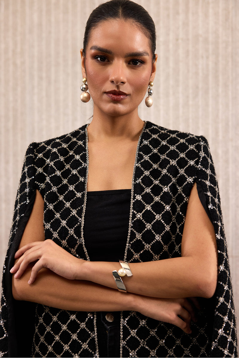 The Luminescent Lattice Cape