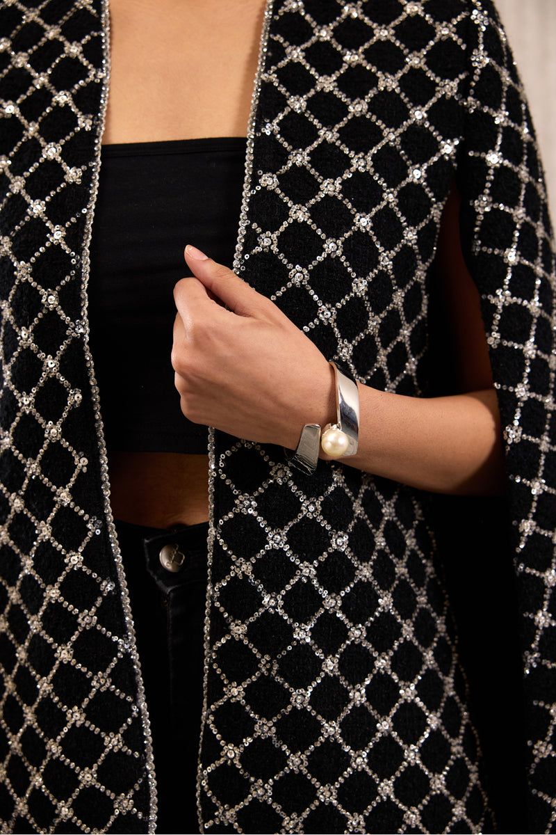 The Luminescent Lattice Cape